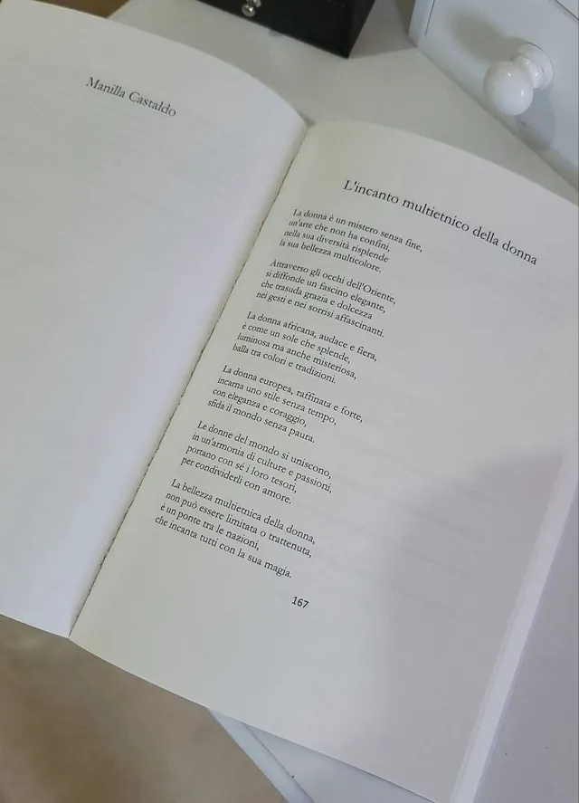 Pagina 167 dell'antologia «Fiori di pesco» con la poesia «L'incanto multietnico della donna» di Manilla Castaldo