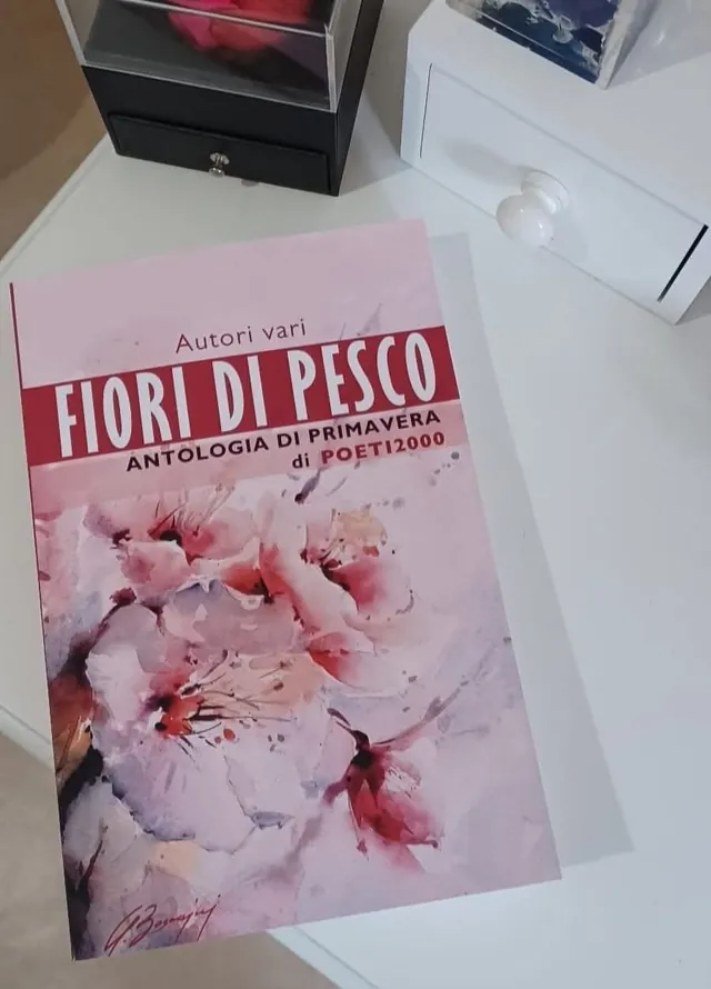Copertina dell'antologia «Fiori di pesco», antologia di primavera di Poeti2000: un acquerello di fiori di pesco rosa