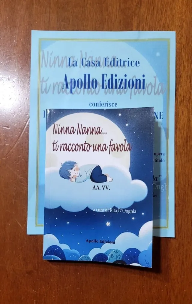 Copertina dell'antologia «Ninna Nanna... ti racconto una favola», a cura di Rita D'Onghia, Apollo Edizioni: un bambino che dorme su una nuvola sotto la luna