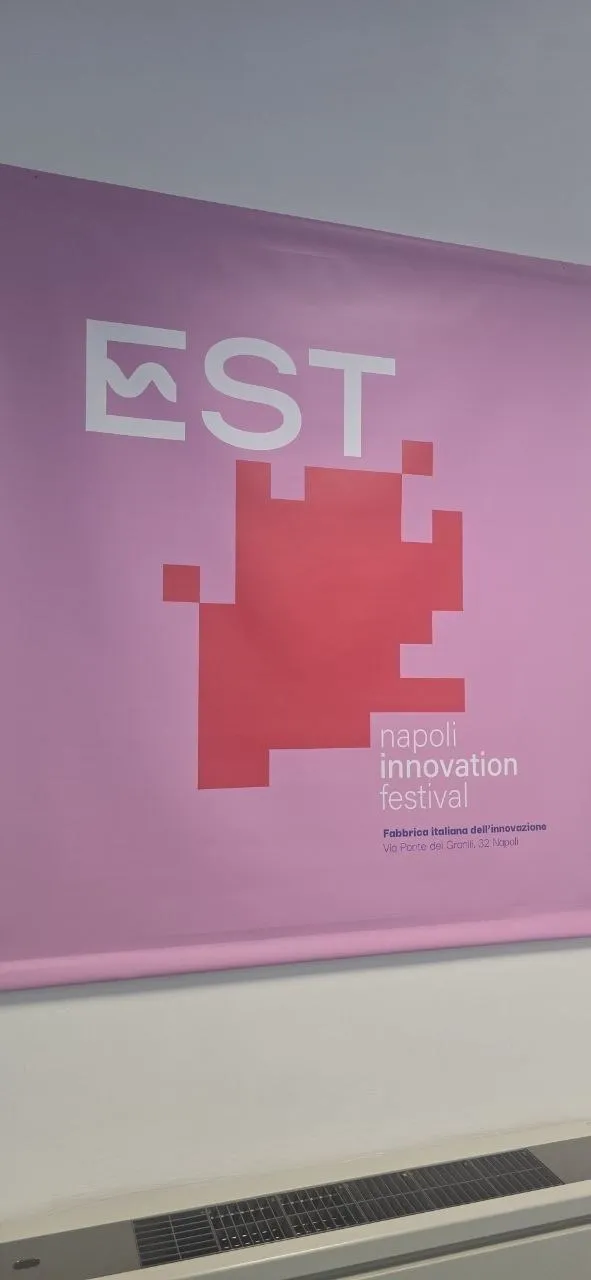 Telo rosa di EST – Napoli Innovation Festival alla Fabbrica Italiana dell'Innovazione