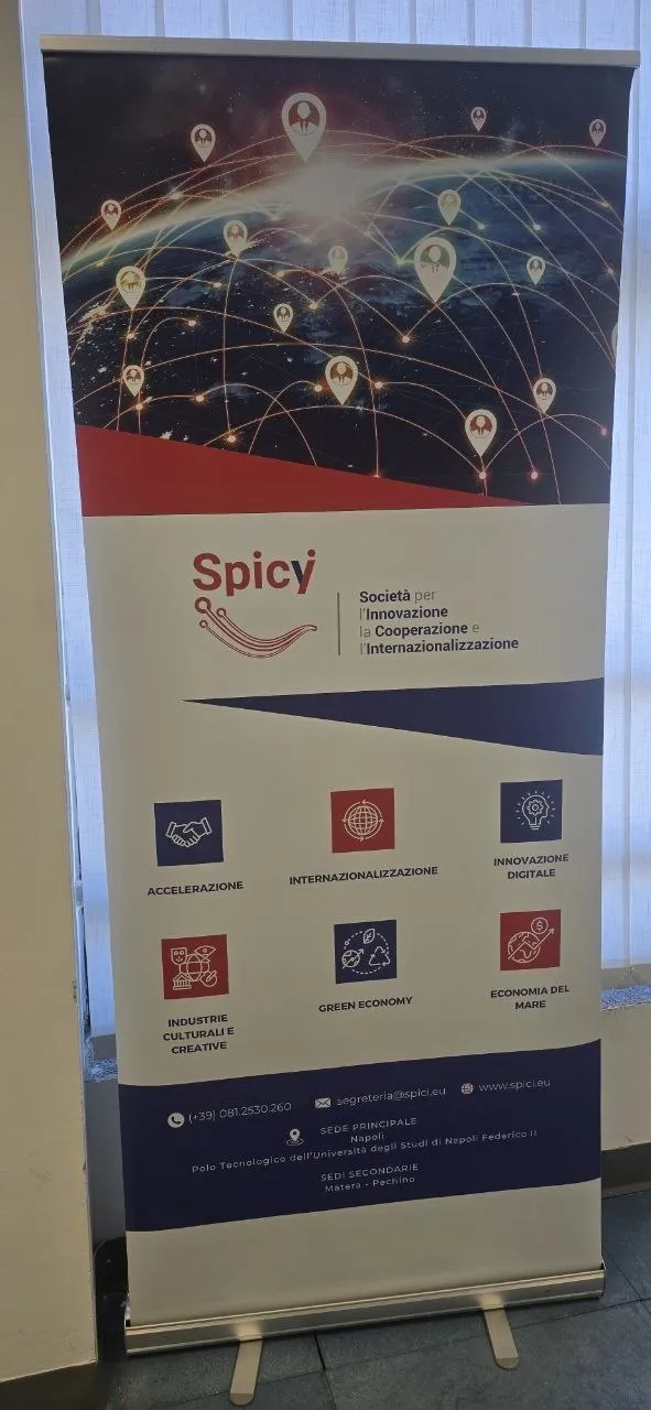Roll-up dell'evento con la mappa luminosa e i servizi dell'organizzazione