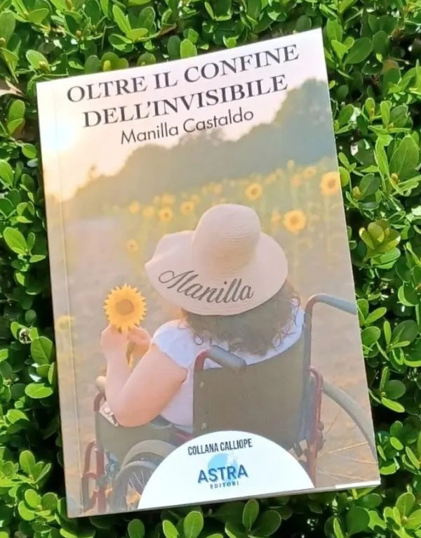Copertina del libro «Oltre il confine dell'invisibile» di Manilla Castaldo, Astra Editori, collana Calliope: una donna in carrozzina con un cappello, tra i girasoli