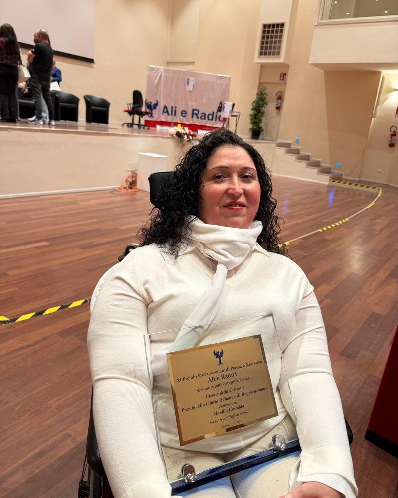 Manilla con la targa del Premio «Ali e Radici»