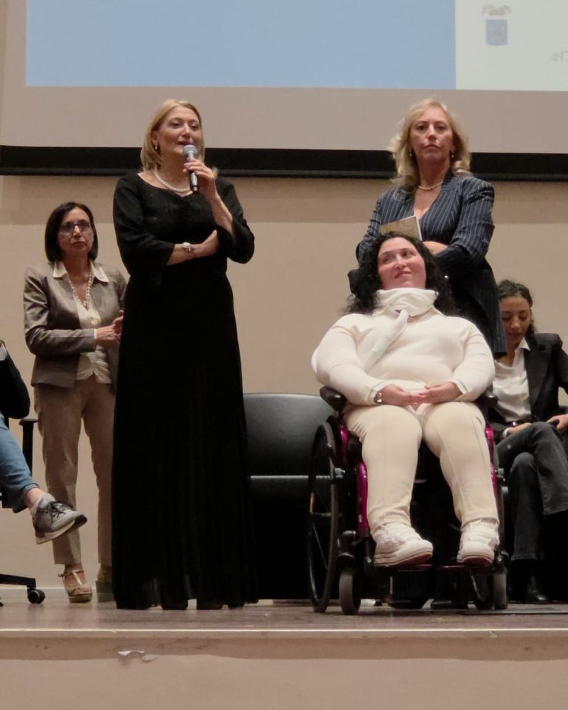 Manilla sul palco durante la premiazione