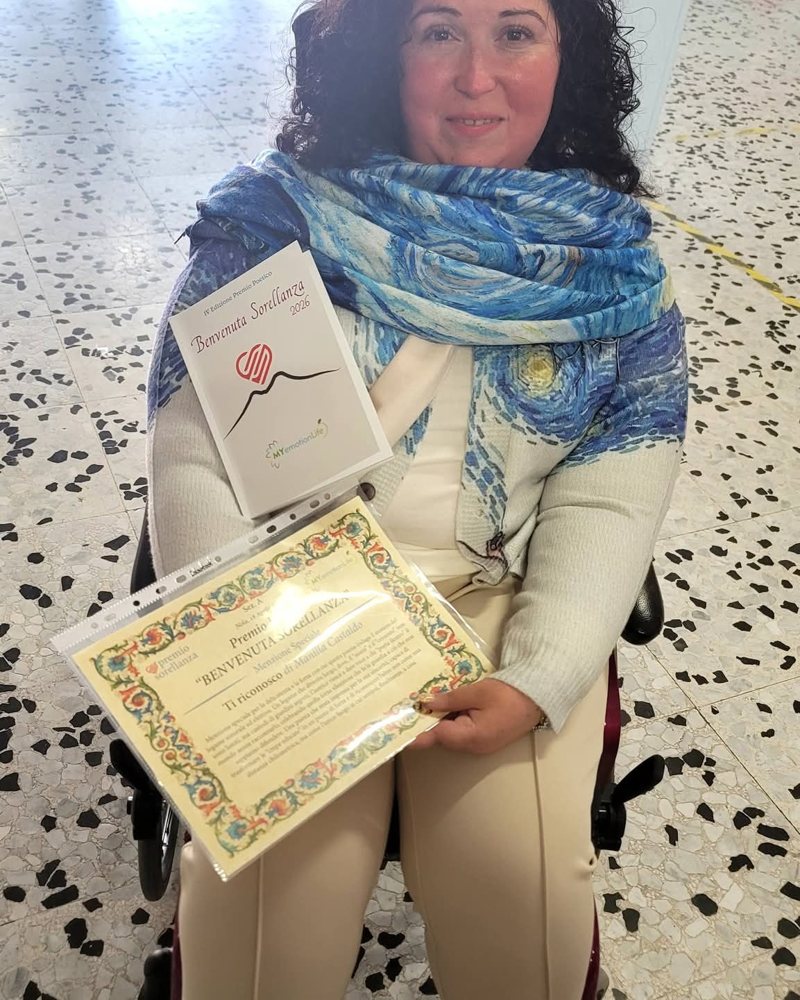 Manilla con l'attestato del Premio «Benvenuta Sorellanza»