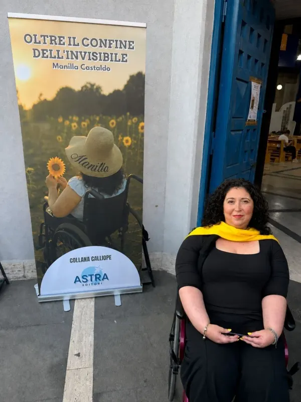 Manilla accanto al roll-up di «Oltre il confine dell'invisibile»