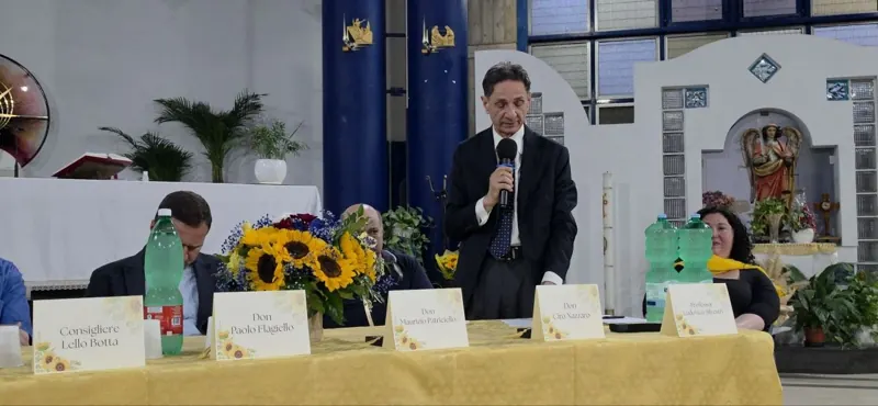 Il tavolo dei relatori addobbato con girasoli e segnaposti