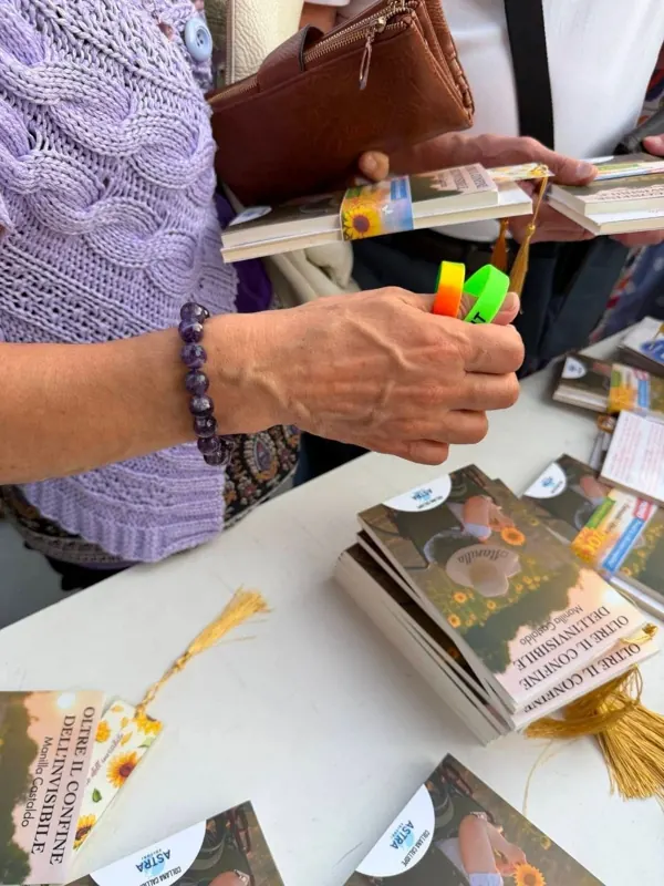 Copie del libro e segnalibri sul tavolo della presentazione