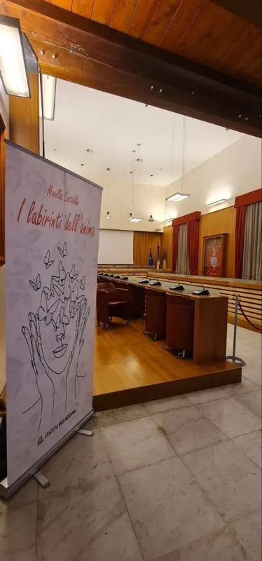 Il manifesto di «I labirinti dell'anima» all'ingresso della sala