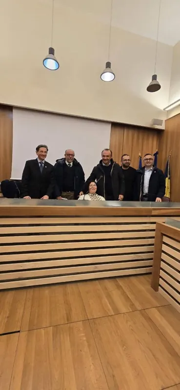 I relatori in piedi al banco della Sala Consiliare