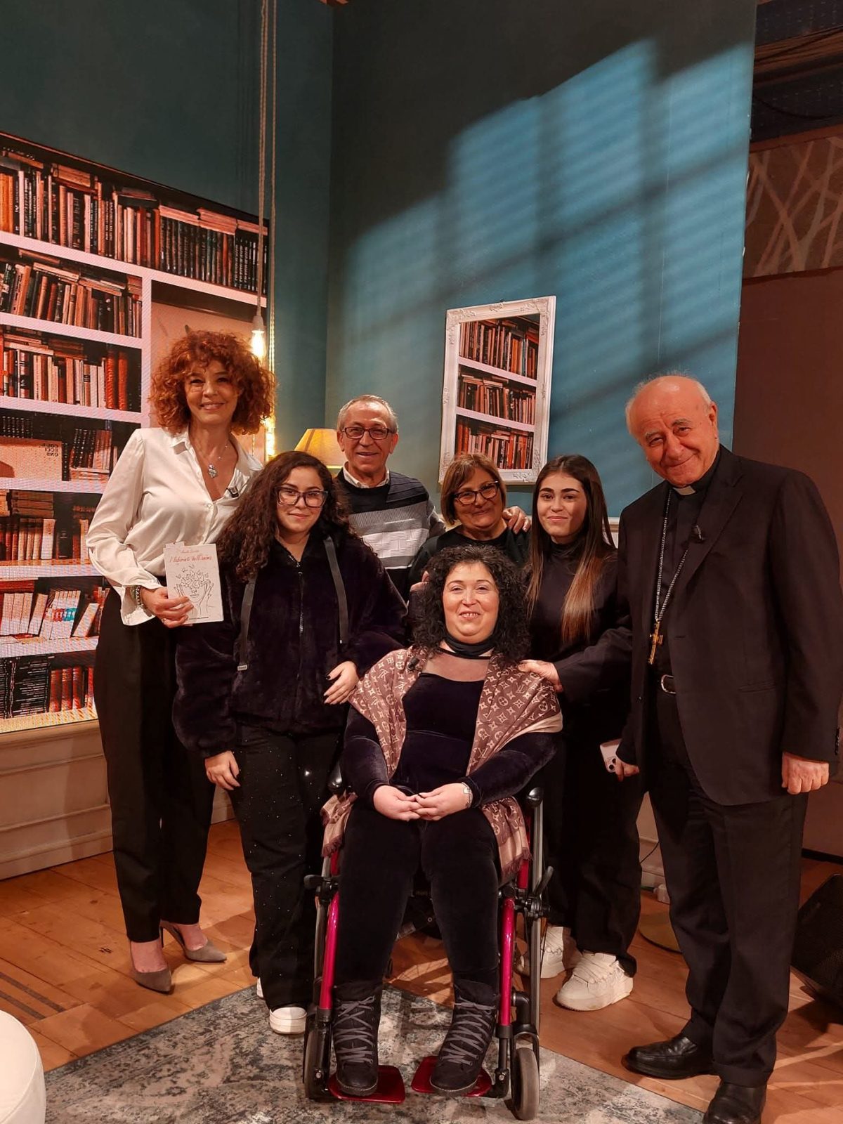 Manilla con un gruppo di ospiti nello studio televisivo di TV2000