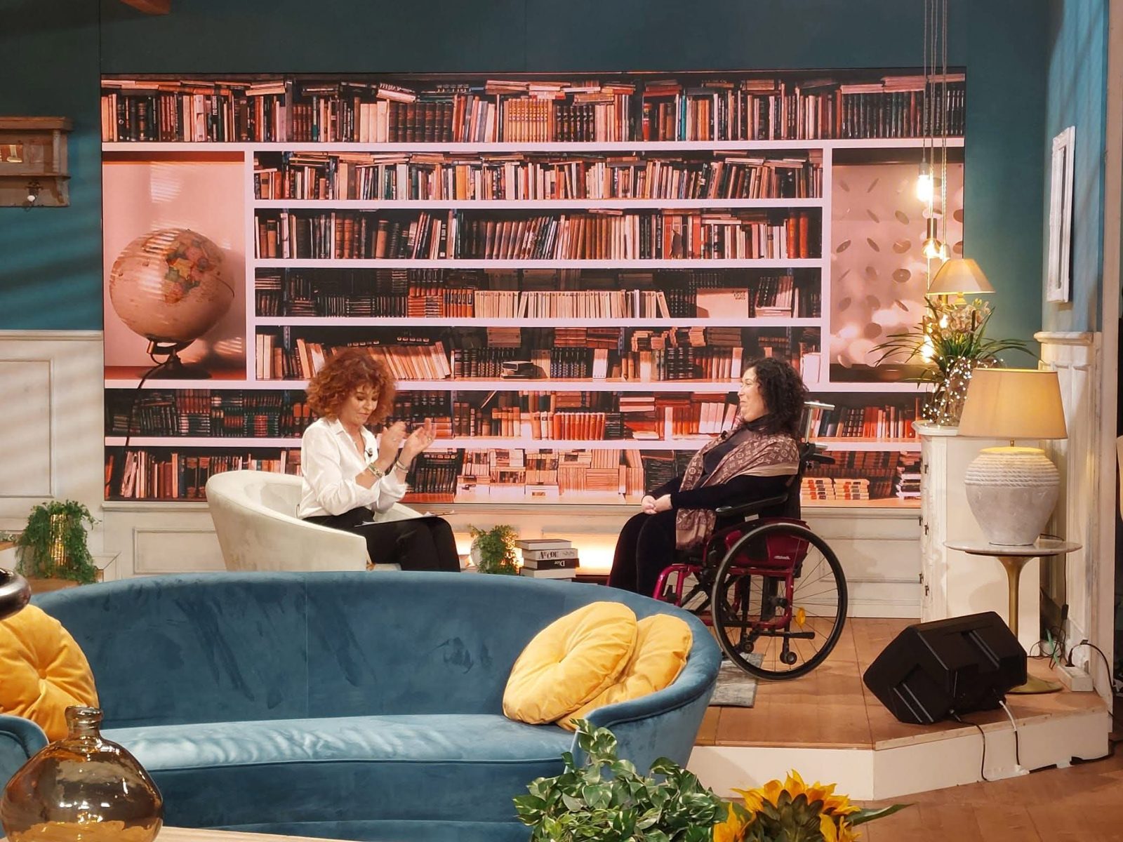 Manilla intervistata nel salotto dello studio de «L'Ora Solare»