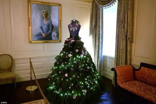 Immagine dall'articolo «Tendenza - albero di Natale manichino»